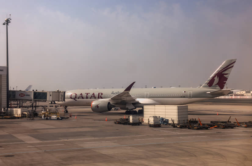 Самолет авиакомпании Qatar Airways в международном аэропорту Дубая
