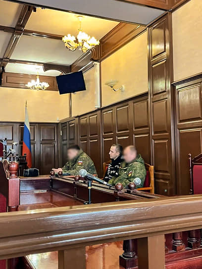 Курсант Илья Казанцев (в центре) на суде