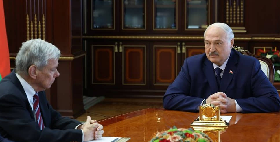 Президент Белоруссии Александр Лукашенко провел переговоры с американской делегацией во главе со спецпосланником США Джоном Коулом (слева)