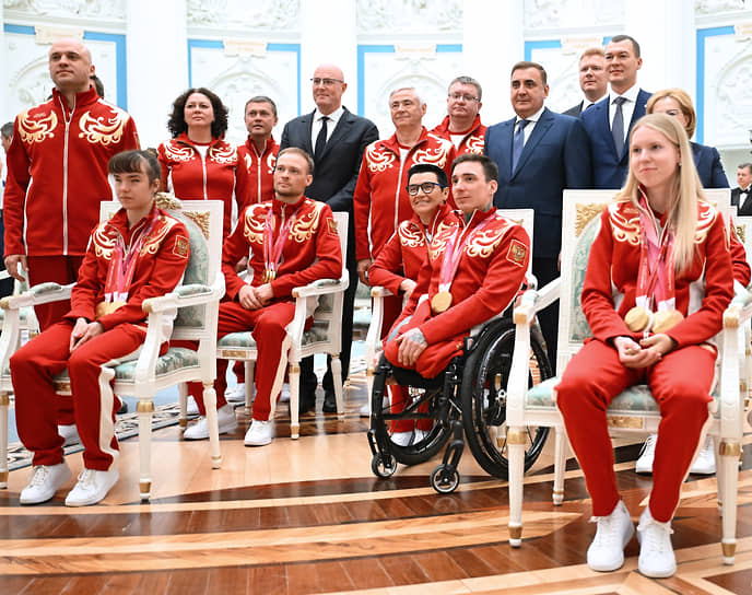 Министр спорта Михаил Дегтярев (второй справа), помощник президента Алексей Дюмин (четвертый справа) и заместитель председателя правительства (шестой слева) со спортсменами Паралимпийской сборной