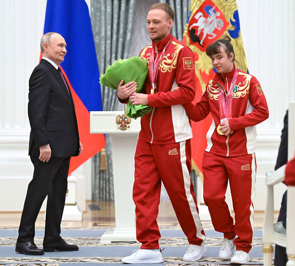 Трехкратные паралимпийские чемпионы Анастасия Багиян и Сергей Синякин получили ордена Дружбы