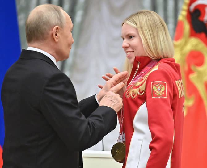 Двукратная олимпийская чемпионка, серебряный и бронзовый призер Паралимпийских игр 2026 Варвара Ворончихина получает от президента орден Дружбы
