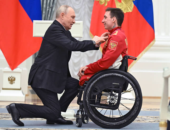 Владимир Путин награждает двукратного паралимпийского чемпиона Ивана Голубкова орденом Дружбы