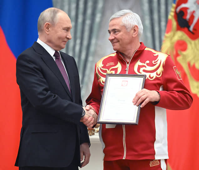 Президент Паралимпийского комитета России Павел Рожков (справа) получил от Владимира Путина Благодарность