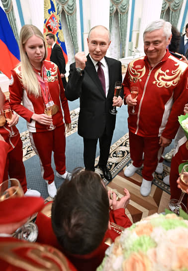 Слева направо: двукратная олимпийская чемпионка, серебряный и бронзовый призер Паралимпийских игр 2026 Варвара Ворончихина, президент России Владимир Путин, президент Паралимпийского комитета России Павел Рожков