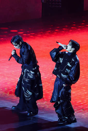 Участники группы BTS прошли срочную службу. Последний из них вернулся из армии летом 2025 года, после чего началась подготовка к туру