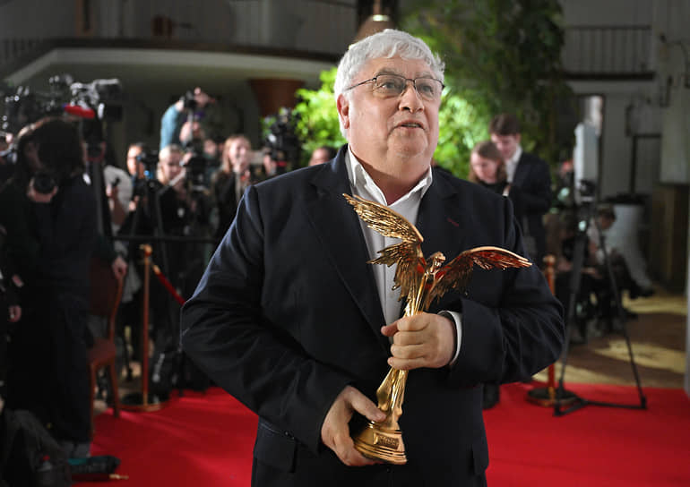 Режиссер картины «Ветер» Сергей Члиянц с премией «Ника» за лучший фильм