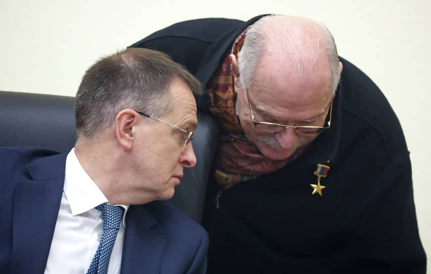 Герой труда Никита Михалков и помощник президента Владимир Мединский перед началом заседания