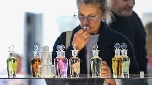 В воздухе пахнет унисексом // Продажи парфюмерии в России снизились на 9%