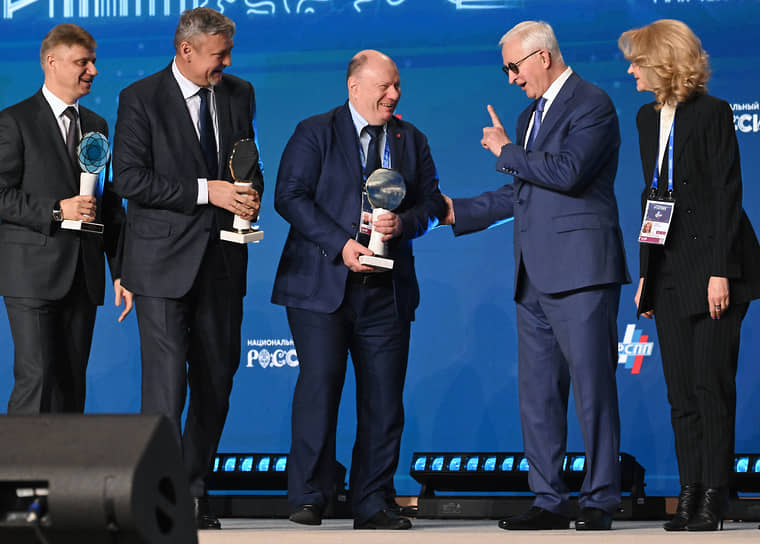 Слева направо: президент РЖД Олег Белозеров, гендиректор «Русала» Евгений Никитин, президент «Норникеля» Владимир Потанин, президент РСПП Александр Шохин и зампред правительства Татьяна Голикова 