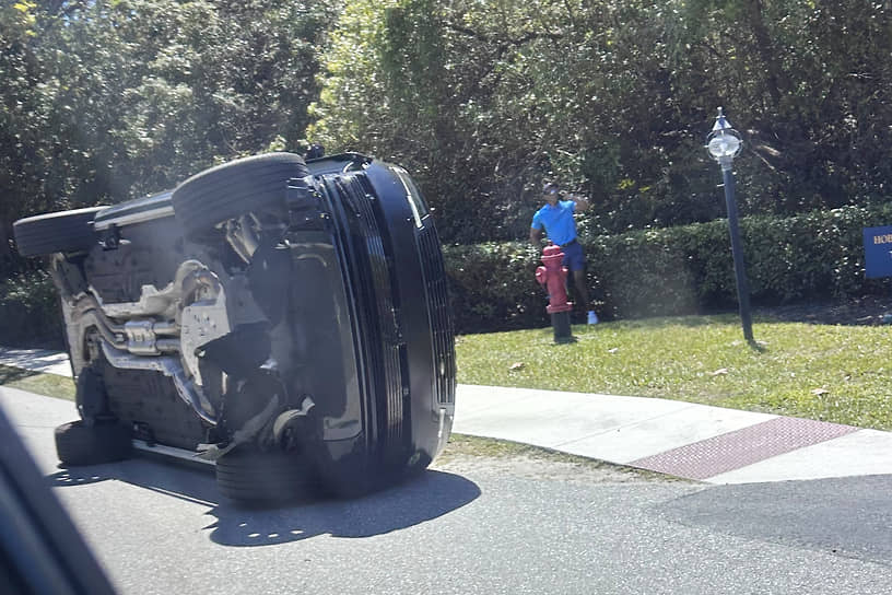 Тайгер Вудс рядом со своим попавшим в аварию автомобилем