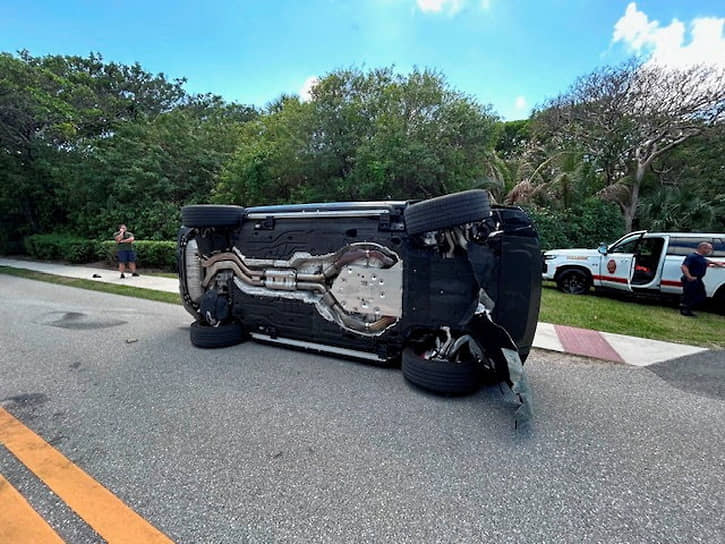 Перевернутый автомобиль гольфиста Тайгера Вудса