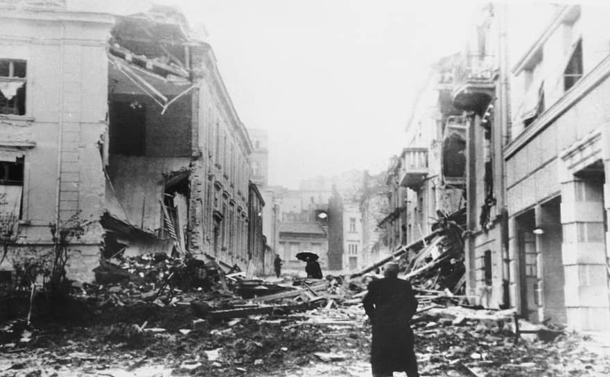 Улица Белграда, разрушенная бомбардировками нацистов, 6 апреля 1941 года  