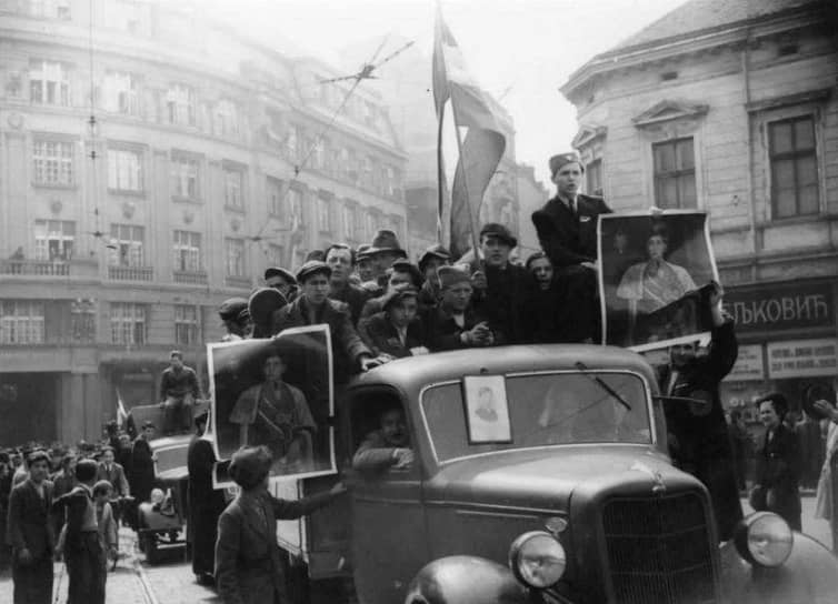 Жители Белграда выступают против присоединения к Тройственному пакту, 27 марта 1941 года 