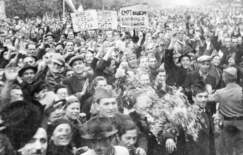 Жители Белграда встречают советских воинов и югославских партизан в освобожденном Белграде, 20 октября 1944 года 