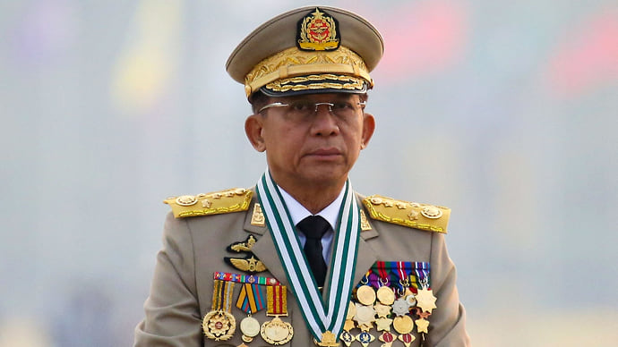 Лидер Мьянмы снимает военную форму