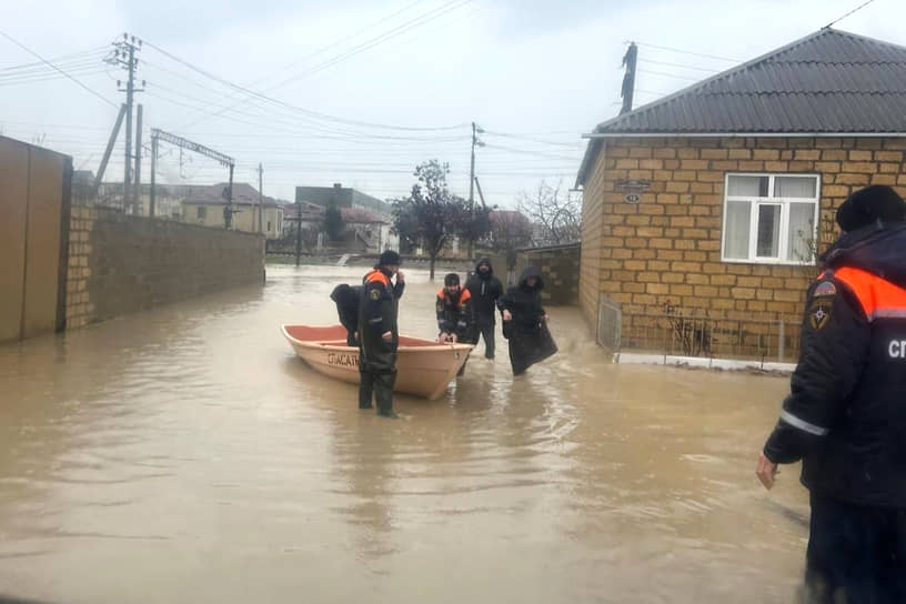 5 апреля в Дербентском районе произошел прорыв дамбы на Геджухском водохранилище. МЧС начало превентивную эвакуацию населения из пяти населенных пунктов, откуда уже вывезли свыше 4 тыс. человек 