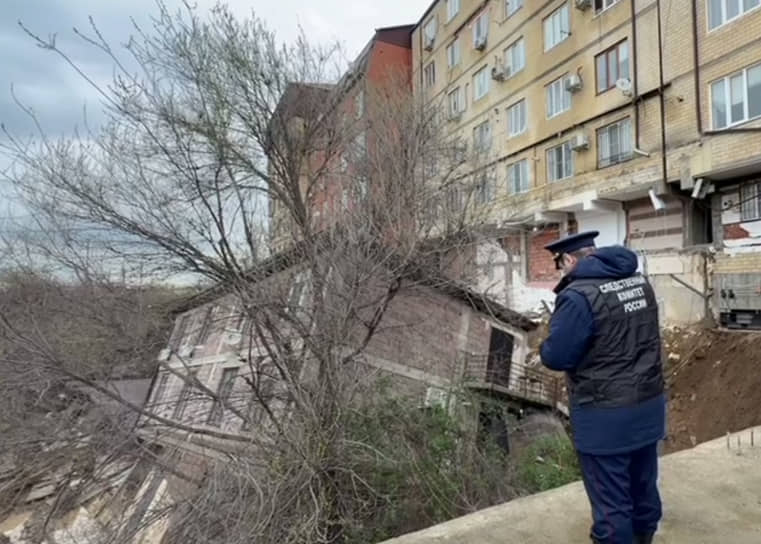 В связи с обрушением жилого дома в Махачкале возбуждено уголовное дело по статье о халатности (ст. 293 УК РФ) 