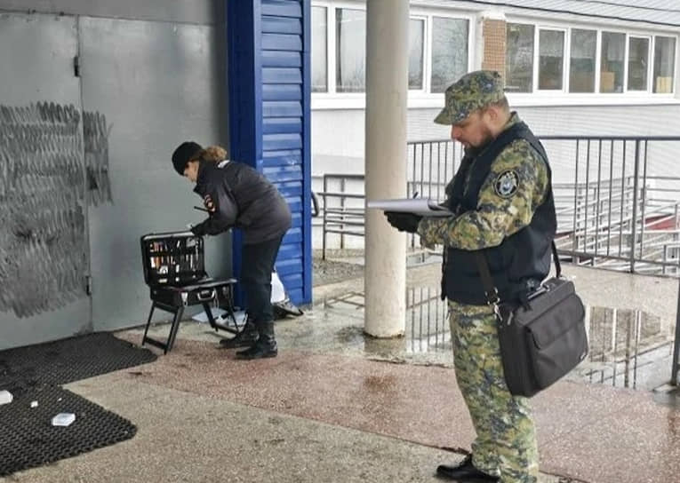 Следователи на месте убийства учительницы у школы в Добрянке