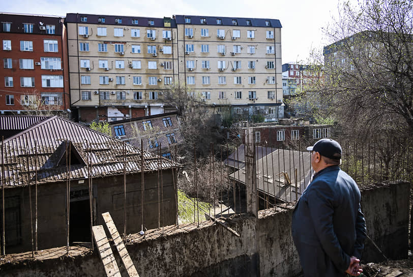 Улица Перова в Махачкале, где из-за подмыва грунта обрушились часть многоквартирного дома и трехэтажная пристройка к шестиэтажке