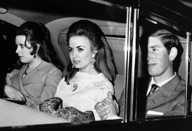 С Люсией Санта Крус (в центре) Чарльз познакомился в 1967 году