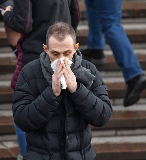 Типичное проявления аллергии — ринит, но бывают и кожные реакции, и отеки