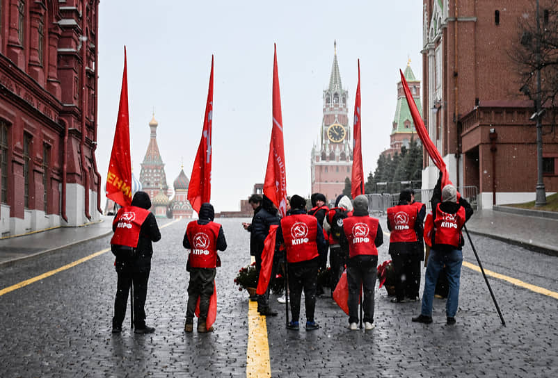 В конце мероприятия колонна вернулась на Манежную площадь, чтобы возложить цветы к подножию памятника маршалу Георгию Жукову 