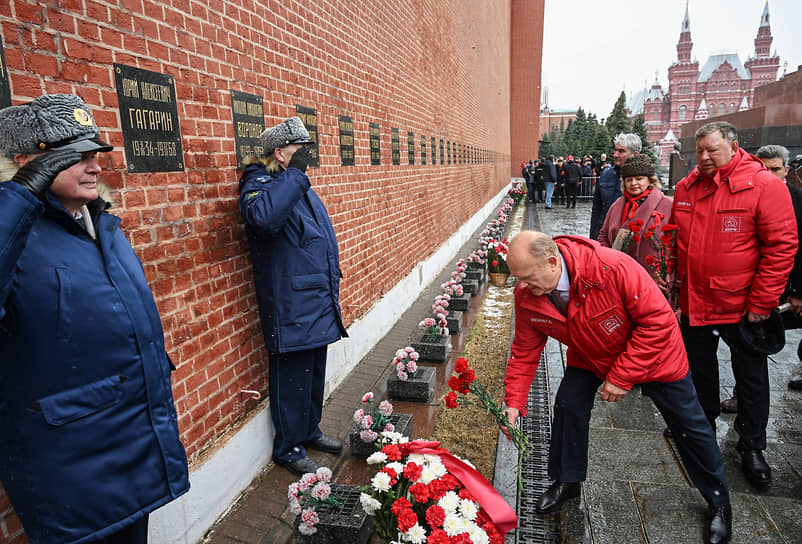 Участники церемонии возложили цветы к Мавзолею Владимира Ленина, а также к могилам Иосифа Сталина, других советских вождей, космонавтов и выдающихся ученых 