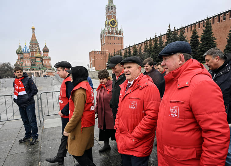 Лидер КПРФ Геннадий Зюганов (в центре) и глава комитета Госдумы по аграрным вопросам Владимир Кашин (справа) 