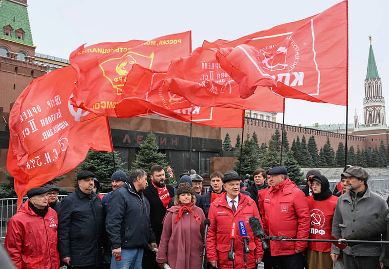 Затем колонна под красными знаменами двинулась к Красной площади, впереди шли депутаты и руководители партии 