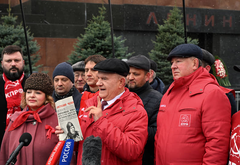 Лидер КПРФ Геннадий Зюганов (в центре) и глава комитета Госдумы по аграрным вопросам Владимир Кашин (справа) на пресс-подходе 
