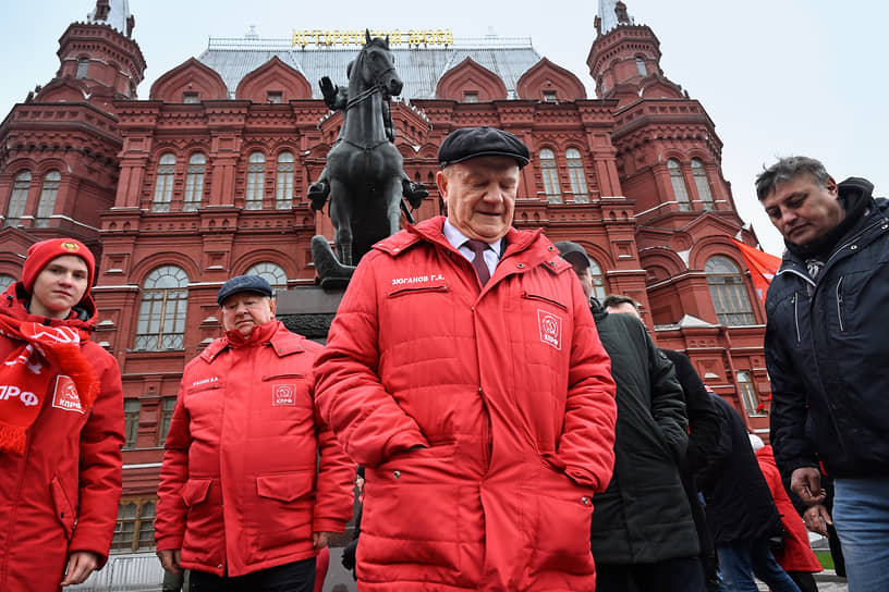 К 10:30 утра коммунисты и их соратники собрались на Манежной площади — у памятника маршалу Георгию Жукову 