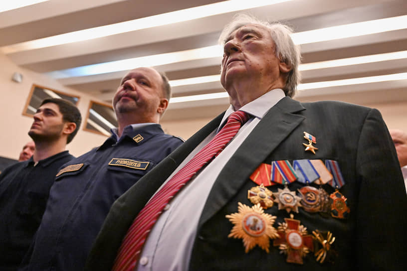 Писатель Александр Проханов (крайний справа) 