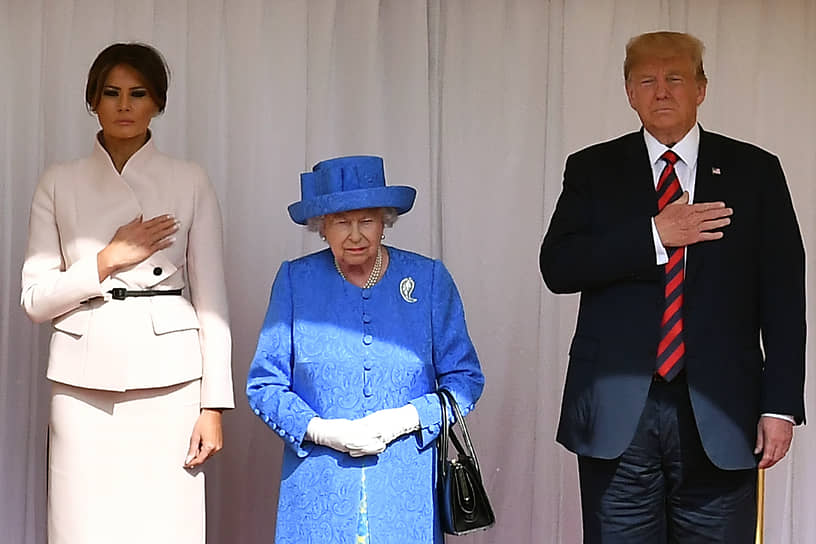 Свое отношение к Дональду Трампу королева показала, появившись с брошью «Пальмовый лист», которую ее мать надевала только в годовщину смерти своего мужа 