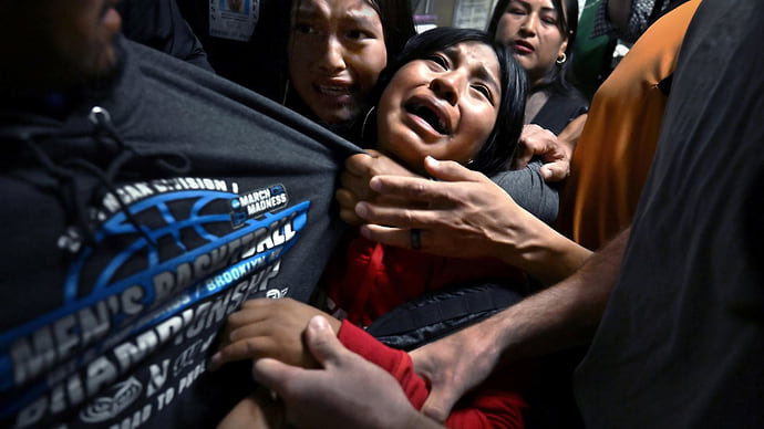 Лучшей фотографией 2026 года по версии World Press Photo стала «Разлученные ICE»