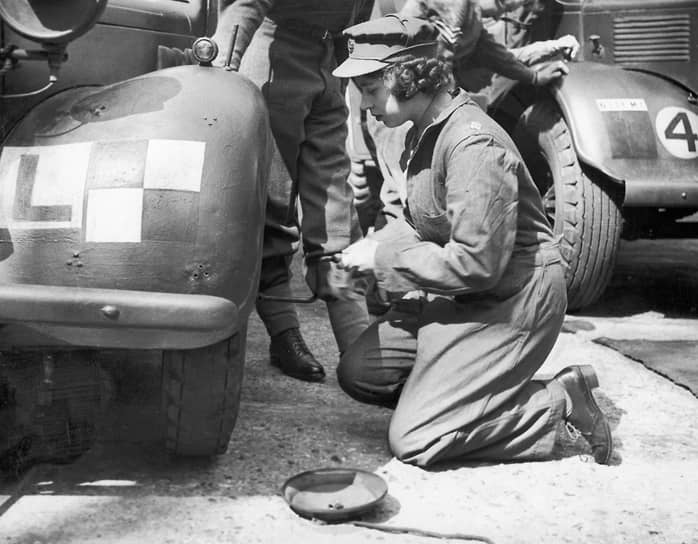В 1945 году водитель-механик Элизабет Виндзор получила свои первые и последние водительские права 