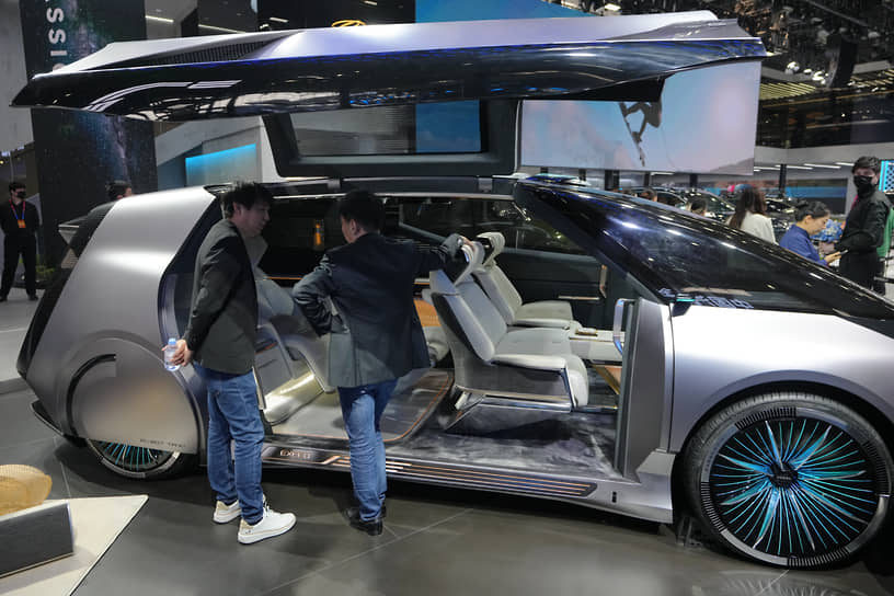 LUXEED Robot Taxi