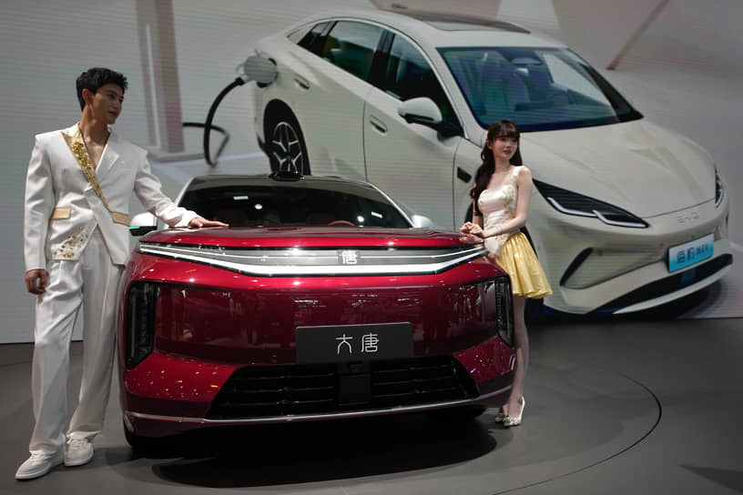 Модели у стенда китайского автопроизводителя BYD