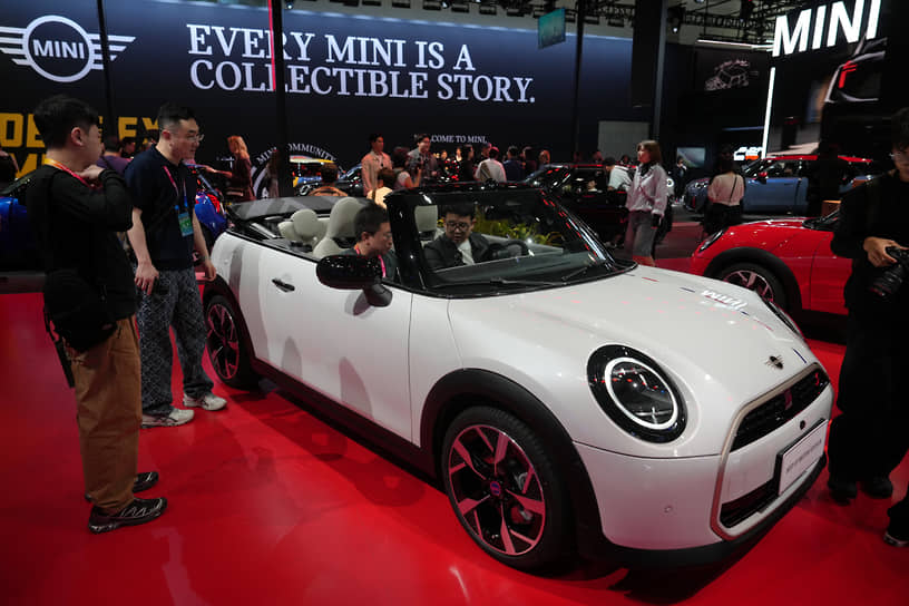 Посетители у автомобиля Mini Coupe