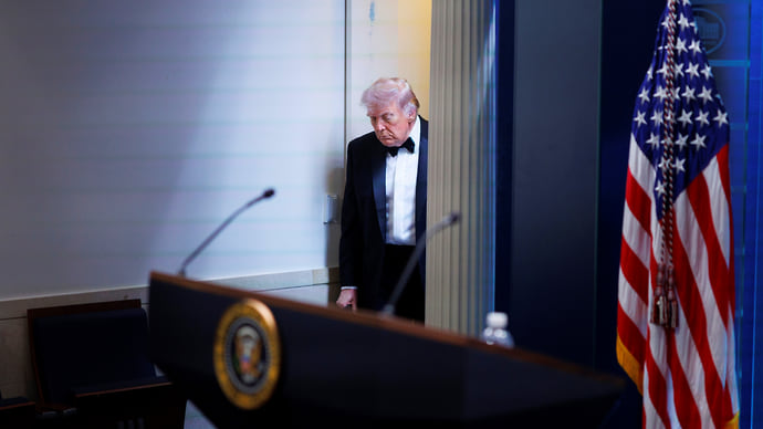 «И снова стрелок приблизился угрожающе близко к Трампу»