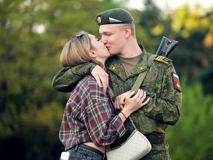 Военнослужащий перед началом репетиции парада
