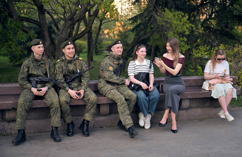 Военнослужащие перед началом репетиции парада 4 мая
