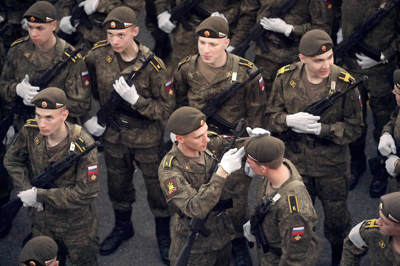 Участия в параде также не будут принимать воспитанники суворовских военных и нахимовских училищ, кадетских корпусов