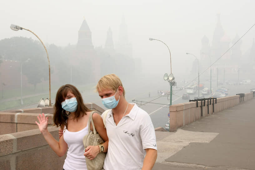 Летом 2010 года столицу накрыл смог от лесных пожаров, и люди носили маски, чтобы не вдыхать продукты горения, не подозревая, что через десять лет у них появится для этого эпидемиологическая причина. Распространение нетипичных и новых заболеваний — естественный спутник изменения температурных режимов