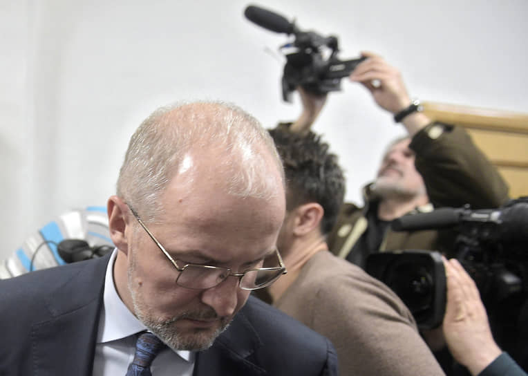 Основатель AEON Corporation Роман Троценко окончил Институт стран Азии и Африки в 1992 году по направлению «экономика Японии», является попечителем ИСАА