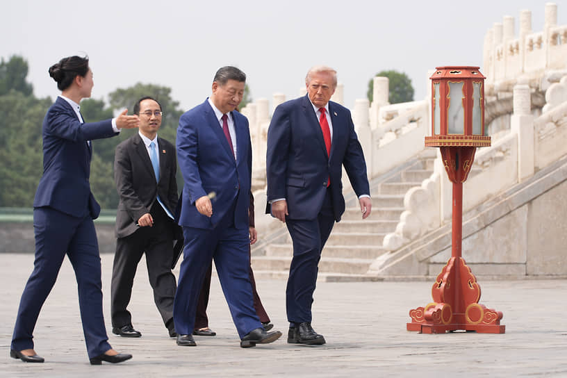 Президент Дональд Трамп (справа) и председатель КНР Си Цзиньпин (второй справа) в Храме Неба