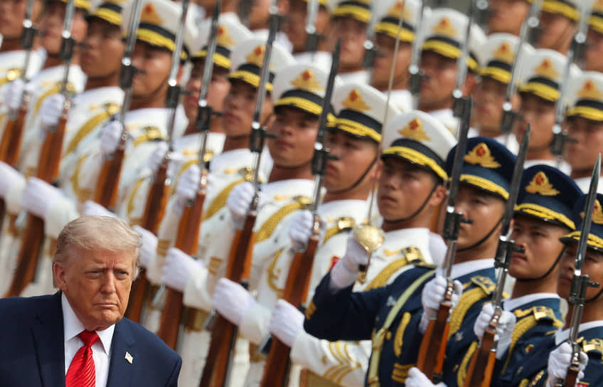 Президент США Дональд Трамп осматривает почетный караул на церемонии приветствия в Доме народных собраний