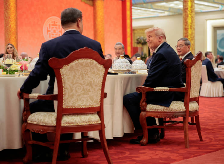 Президент США Дональд Трамп (в центре) и председатель КНР Си Цзиньпин (слева) на банкете