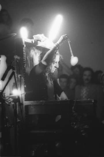 Элис Купер, солист группы Alice Cooper, на сцене парижского театрально-концертного зала Espace Pierre Cardin, 1971