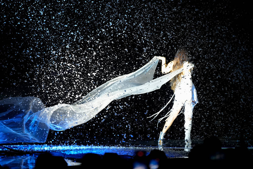 Певица Essyla представительствовала от Бельгии с песней «Dancing On The Ice»